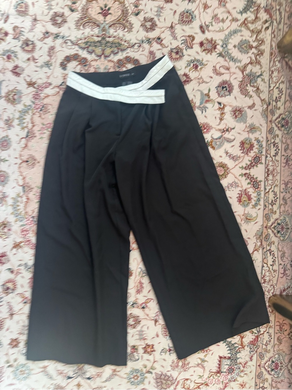 Lioness Black Wide-Leg Crop Pants with White Contrast Waistband